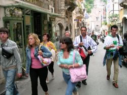 Si fa una passeggiata a Taormina
